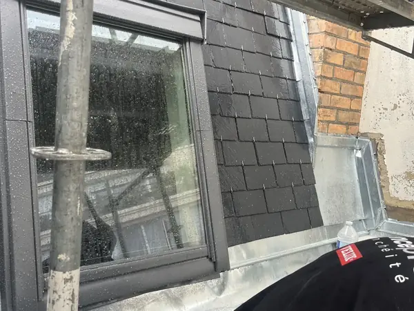 Fenêtre de toit raccordée à une couverture à Paris