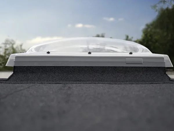 Coupole VELUX posée sur une toiture-terrasse et raccordée à la membrane d'étanchéité