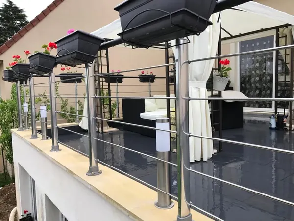 Terrasse terminée avec garde-corps inox et jardinières à Chatou