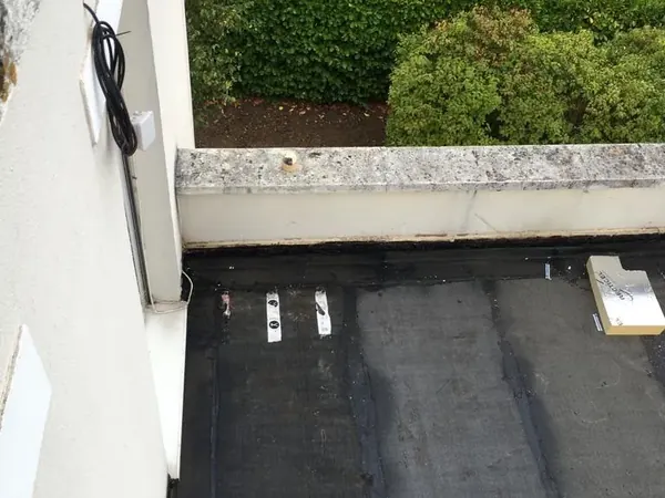 Membrane d'étanchéité posée sur le toit plat d'une maison à Chatou