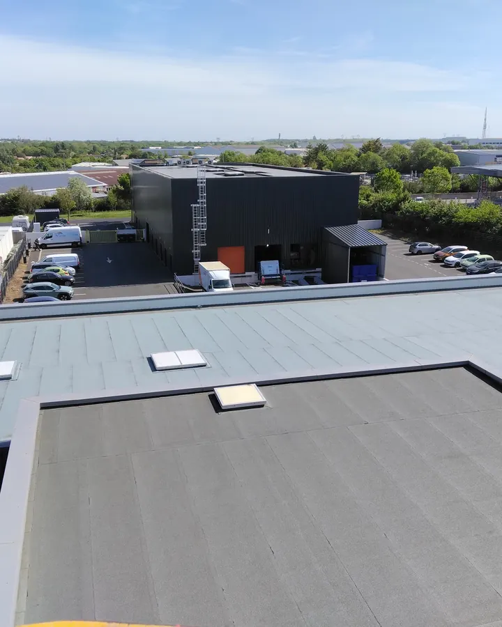 Toits terrasses d'un bâtiment industriel à Sartrouville, étanchéité bitumineuse et lanterneaux