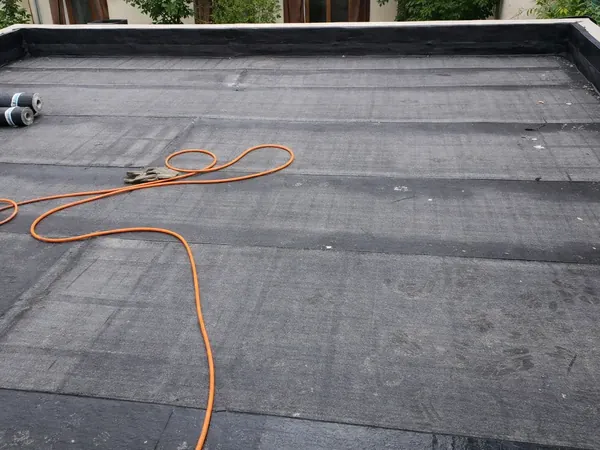 Relevés de membrane contre les acrotères d'un toit terrasse à Enghien-les-Bains