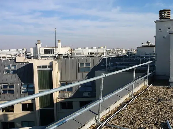 Copropriété parisienne des années 60 à 80 avec balcons et toit terrasse