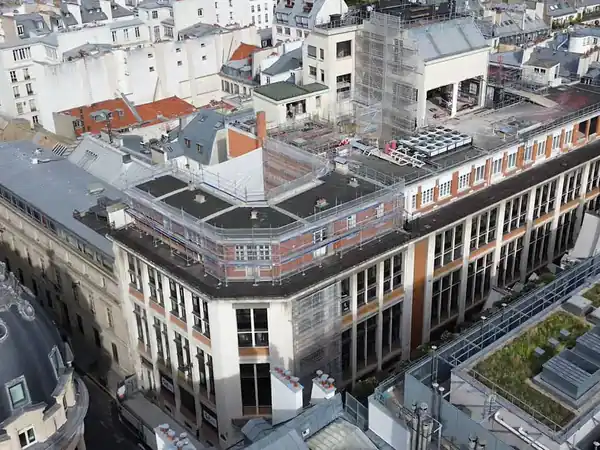Immeuble tertiaire à Paris en cours de restructuration, façade et toit terrasse