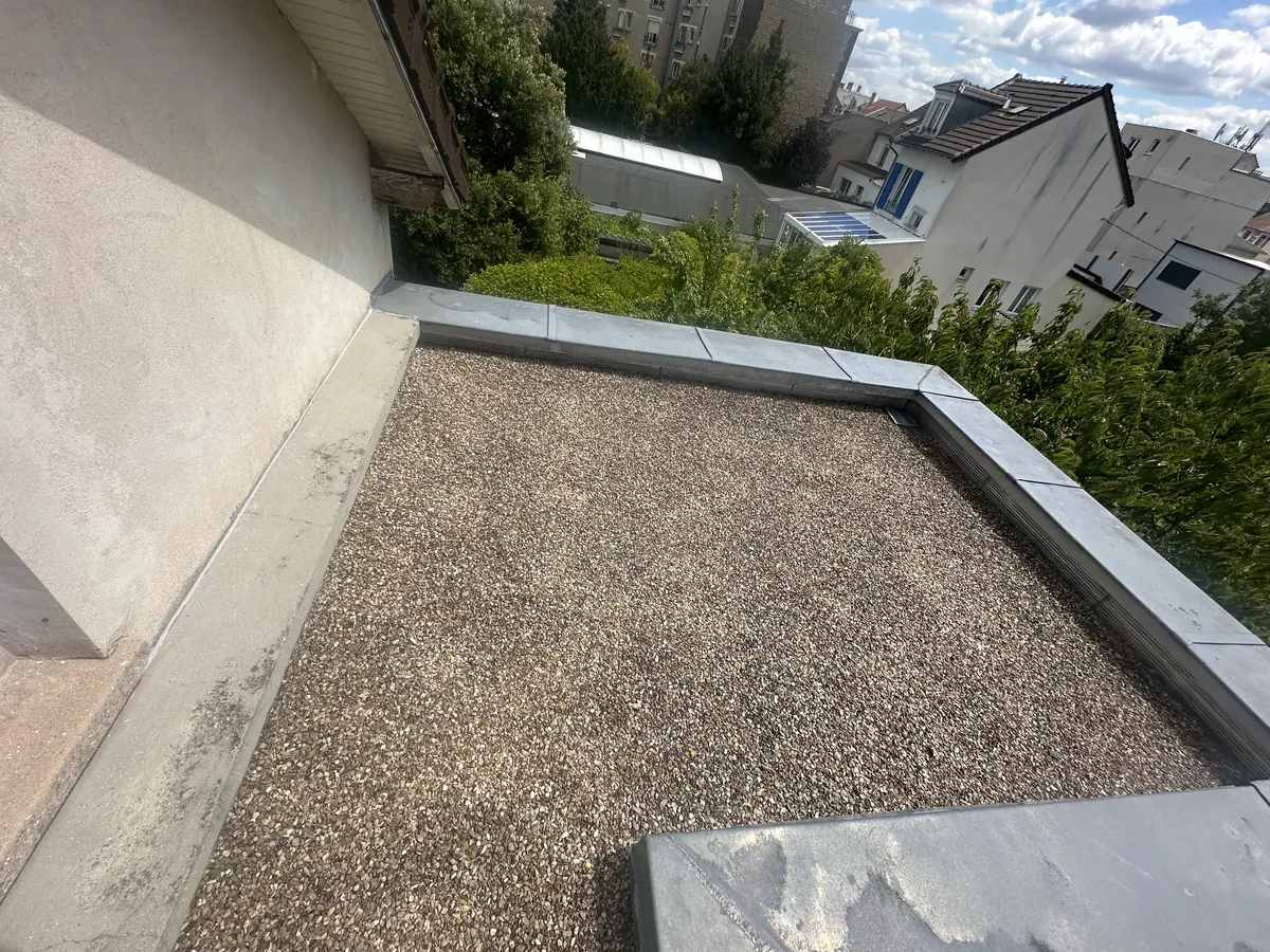 Toit terrasse parisien prot&eacute;g&eacute; par gravillons, acrot&egrave;re &agrave; couvertine zinc, Paris 16e