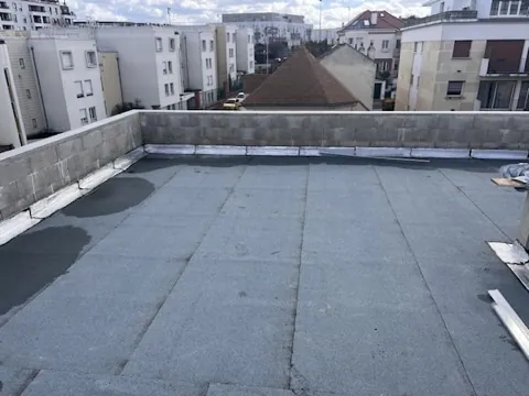 Toit terrasse avec étanchéité neuve sur un immeuble, surface propre et dégagée