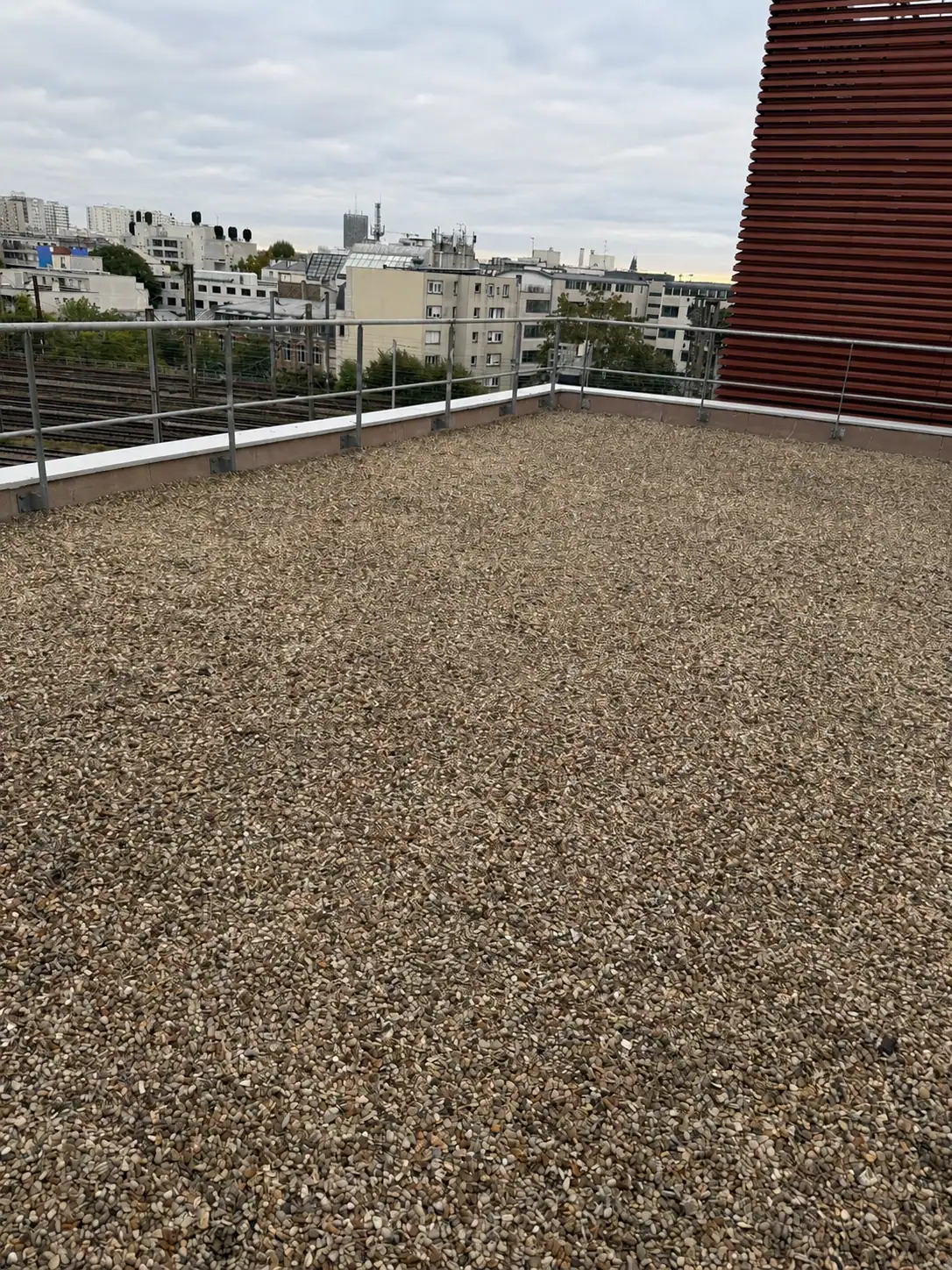 Toit terrasse gravillonné entretenu, évacuations dégagées