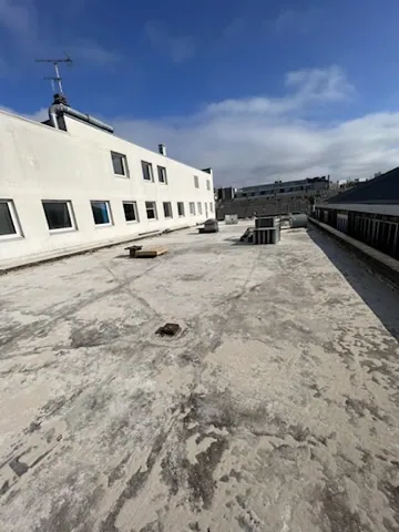 Toiture-terrasse d'un immeuble collectif avant réfection de l'étanchéité