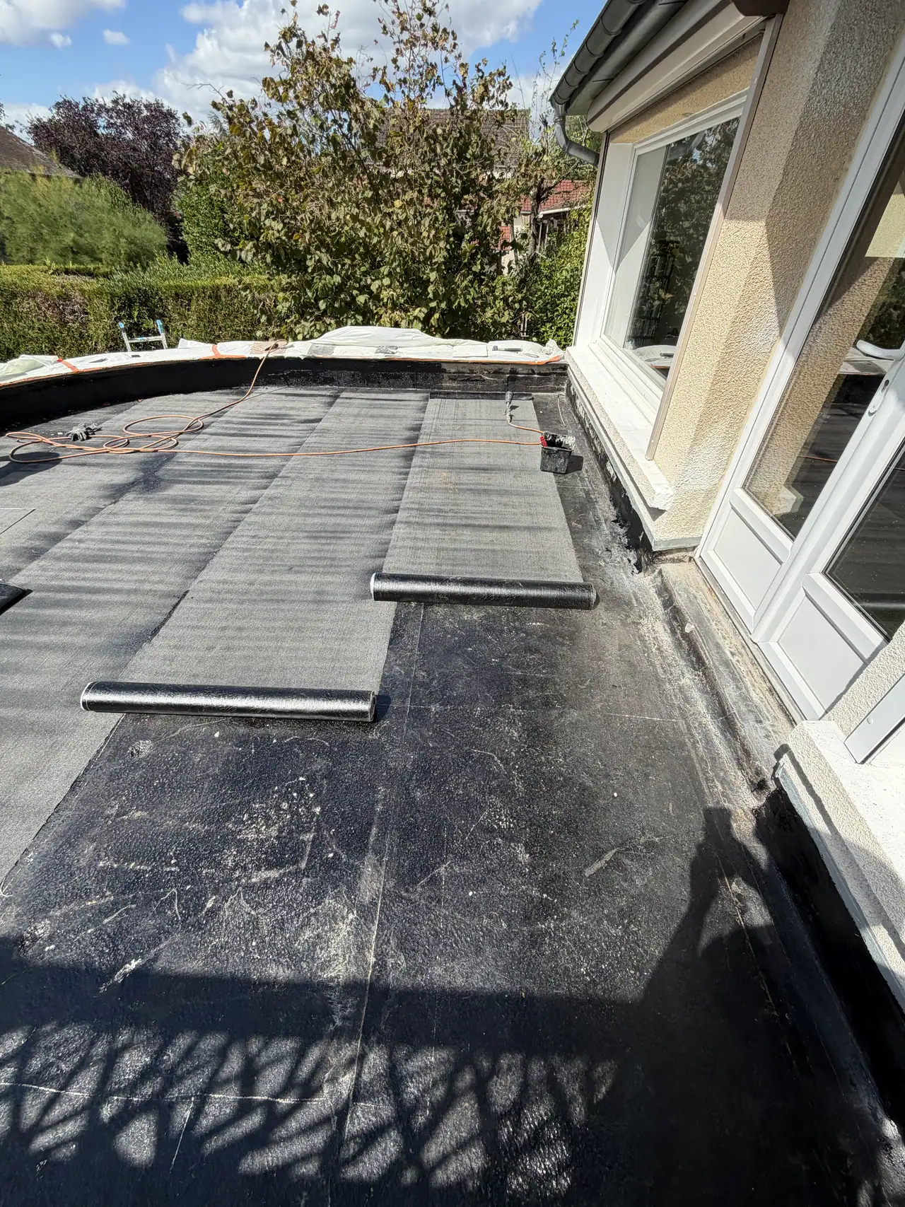 Travaux d'étanchéité en cours sur la toiture-terrasse d'un immeuble