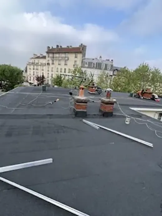 Étanchéité bitume posée sur un toit terrasse d'immeuble à Paris