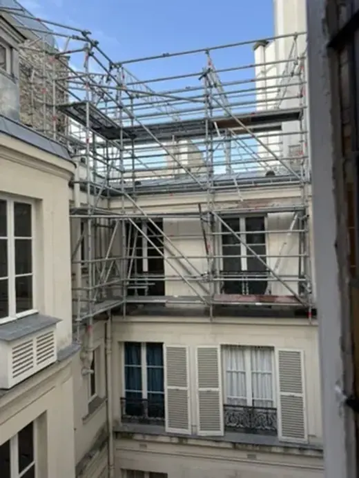 Échafaudage monté dans la cour d'un immeuble en copropriété à Paris