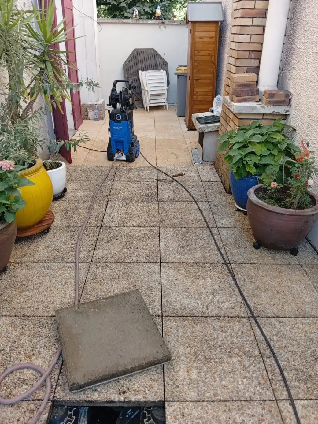 Nettoyage de dalles sur plots lors d'un passage d'entretien de toiture
